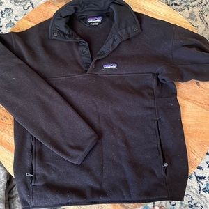 Mens black Patagonia pull over fleece.
